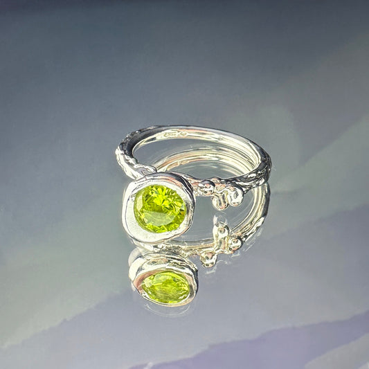 Sterling silver 'Spring's eye' ring with peridot