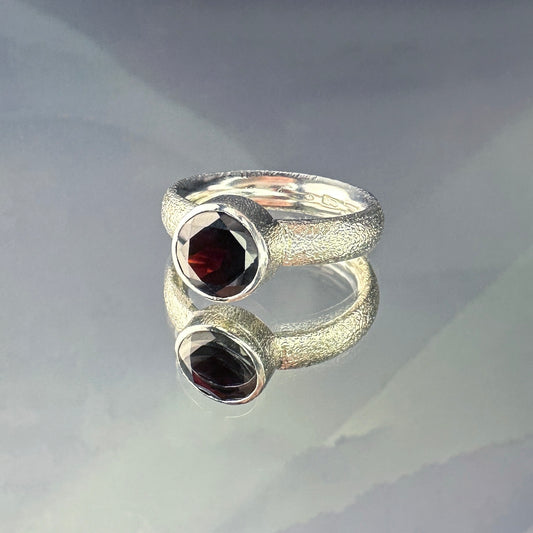 Sterling silver 'Dragon's eye' ring with garnet